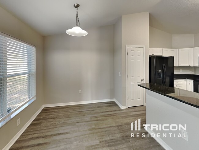 Building Photo - 3328 Montano Ave