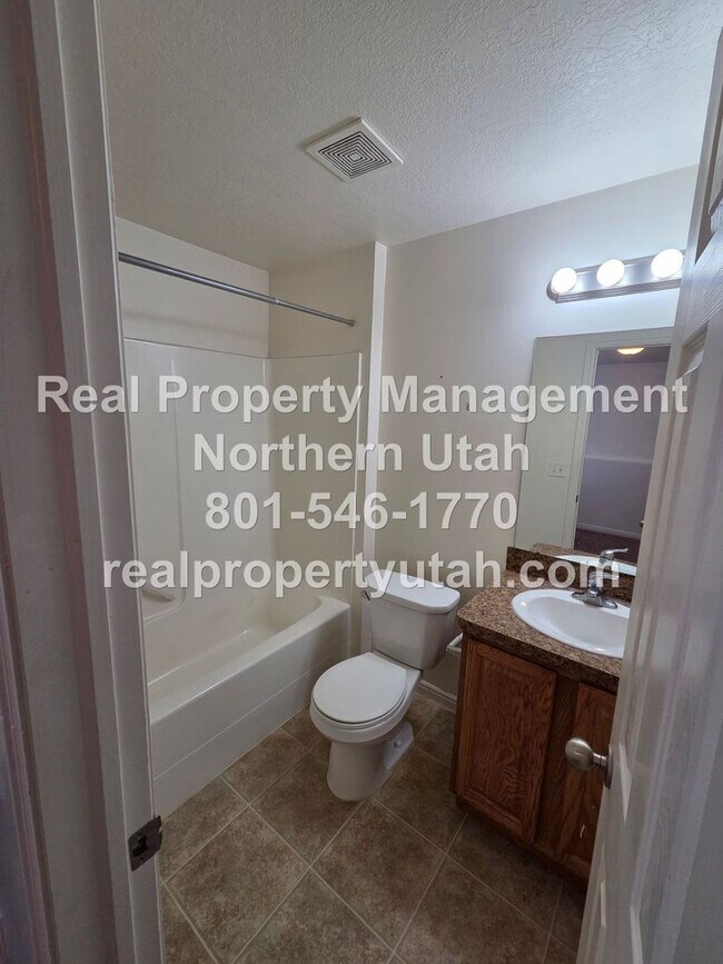 Building Photo - 4 Bed 3 Bath Syracuse Home Available!