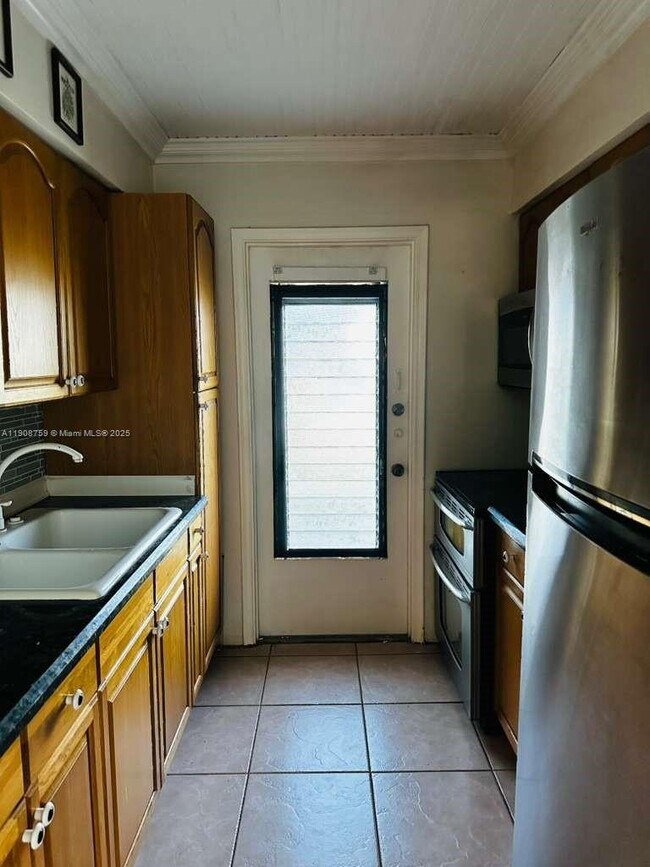 Building Photo - 1850 Arthur St