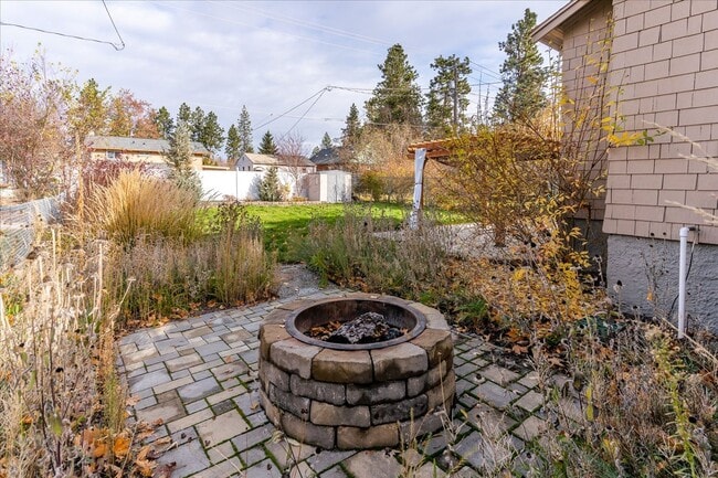 Building Photo - South Hill Charmer 3 bed, 1 bath available...