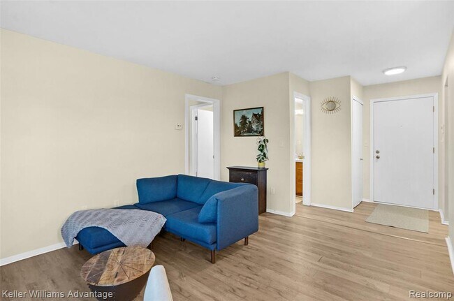 Building Photo - 855 S Pontiac Trail