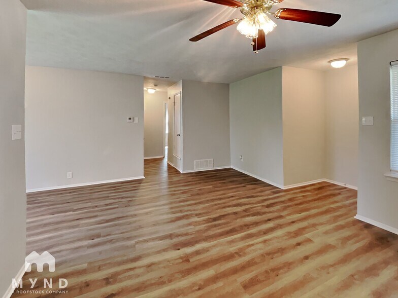 Building Photo - 3451 Pebbleshores Dr
