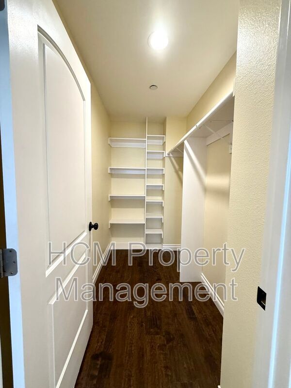 Building Photo - 645 E 78th St