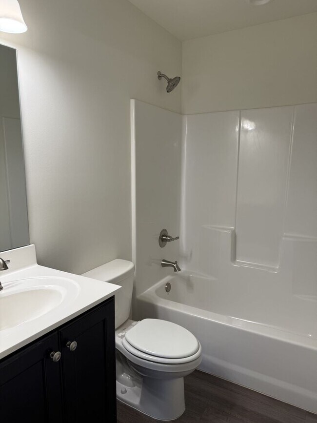 Building Photo - Beautiful 4-bedroom 3 full bathroom home i...
