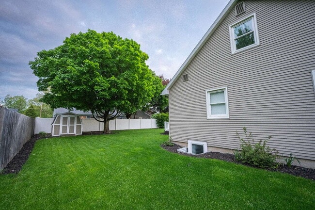 Building Photo - Spacious 4-Bedroom Home with Modern Amenit...