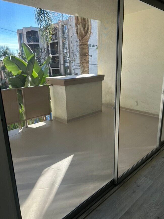Patio - 1841 N Fuller Ave
