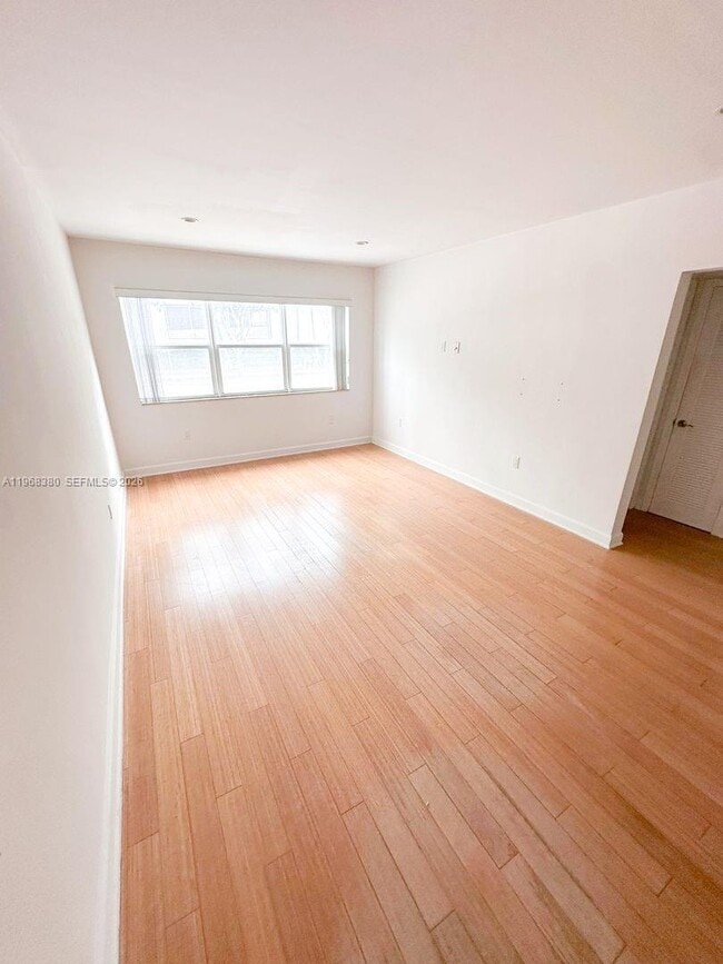 Building Photo - 8000 NE Bayshore Ct