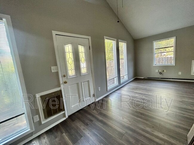 Building Photo - 2407 Larose Ave