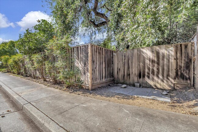 Building Photo - Great Location! Great Schools! Month to Mo...