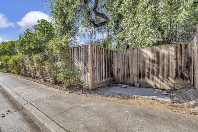 Building Photo - Great Location! Great Schools! Month to Month Only!