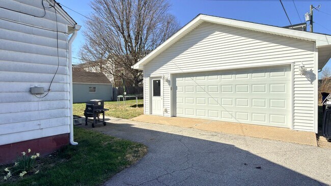 Building Photo - HOUSE....2 Bedroom 1 Bath