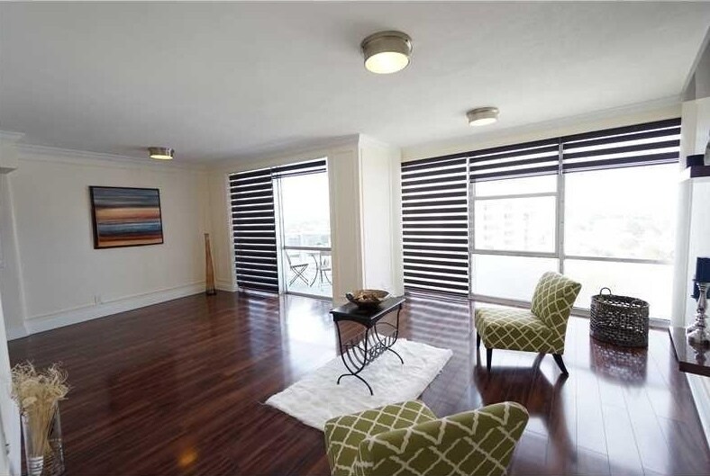 Living Room - 900 Bay Dr