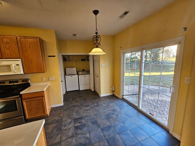 Building Photo - Cute Home in Great North Charlotte Community