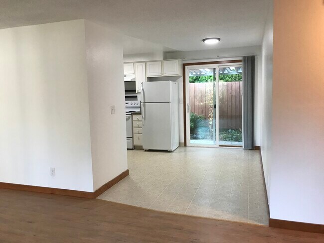 Kitchen/Dining Room - 4605 SE 35th Place (front)