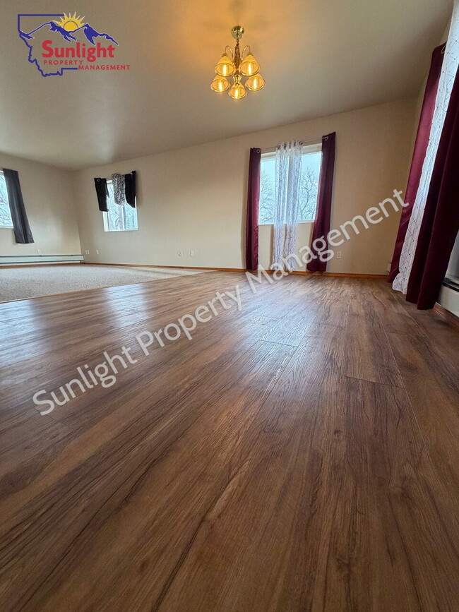 Building Photo - Spacious 3 Bed / 1.5 Bath Home with Garage & Off-Street Parking