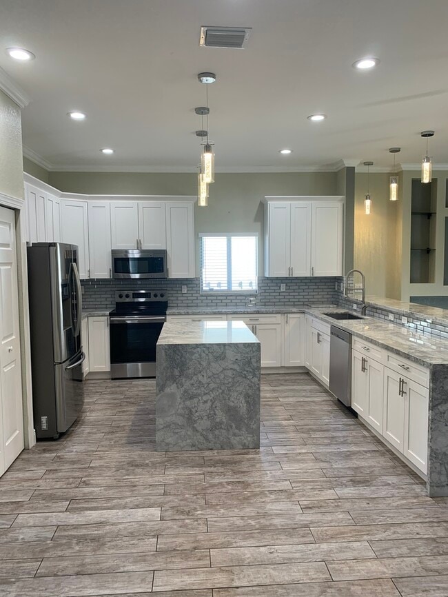 Building Photo - NEWER CONSTRUCTION MODERN HOME