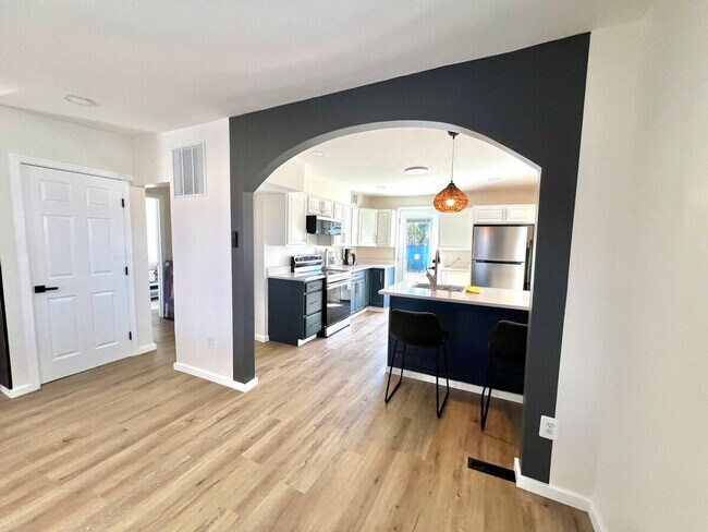 Building Photo - 907 Rollins Ave