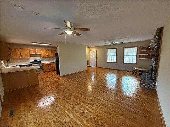 Building Photo - 3 Bedroom 2 Bathroom