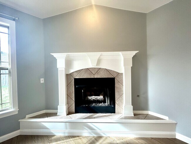 Building Photo - 3 bedroom 2 bath modern style home minutes from Centerton Main!!