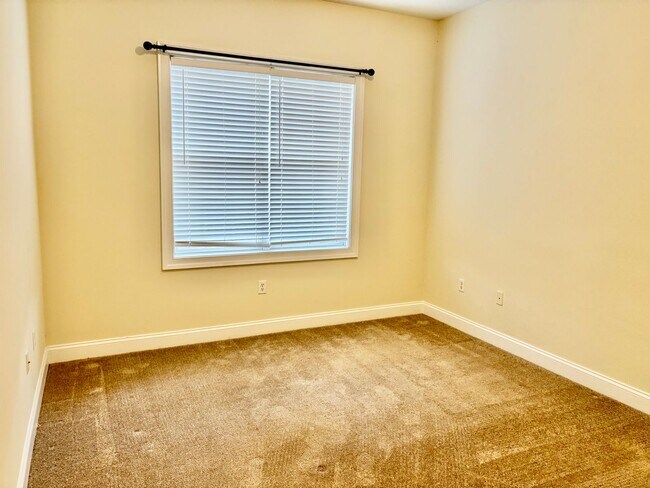 Building Photo - 3 bedroom/ 2 bathroom- Bennington on the Park