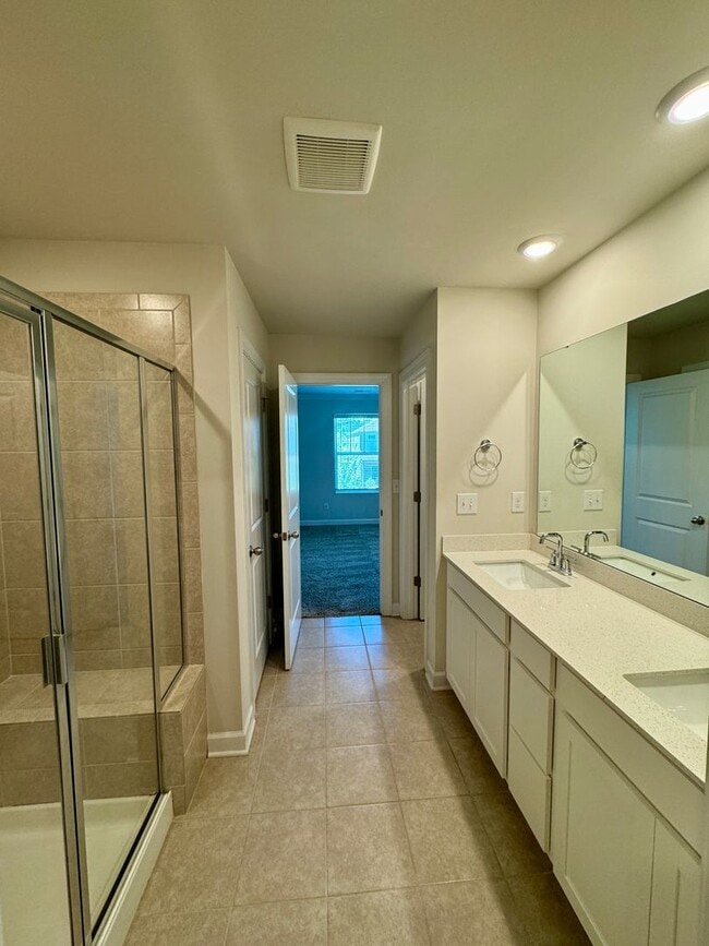 Building Photo - 3BR/2.5BA; Desirable Belmont Location