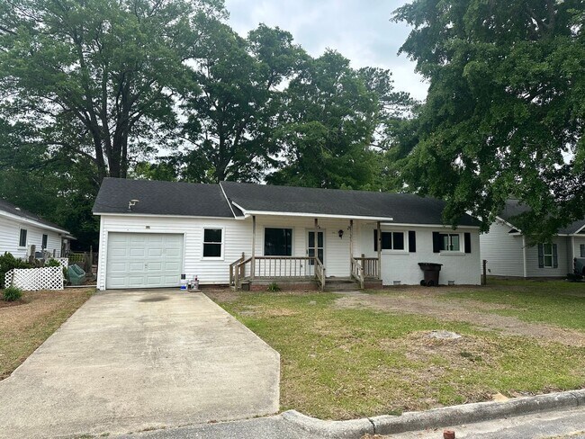 Building Photo - 810 W Country Club Dr