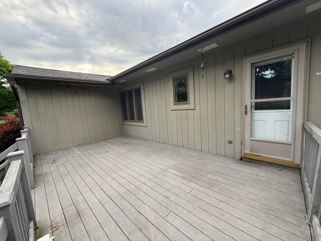 Building Photo - 741 Woods Ct