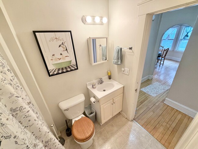 Building Photo - 3 Bedroom Apartment in Burlington VT Available NOW! OFF STREET PARKING, LAUNDRY, HEAT INCLUDED!