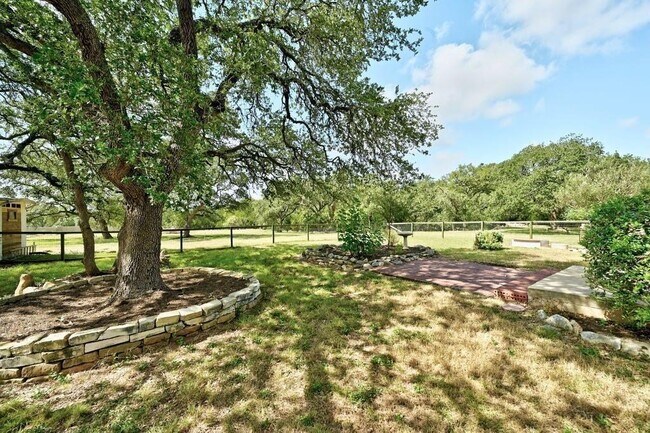 Building Photo - 200 Oak Hollow Ln