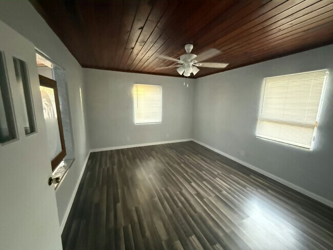 Building Photo - 8801 E Moonrise Ln