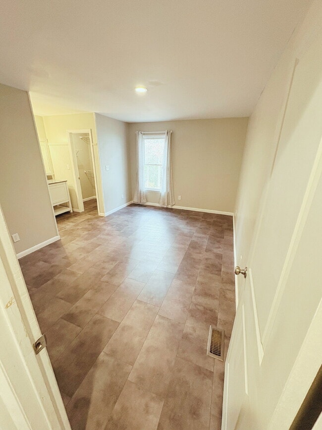 Building Photo - Open ranch home on a culdesac