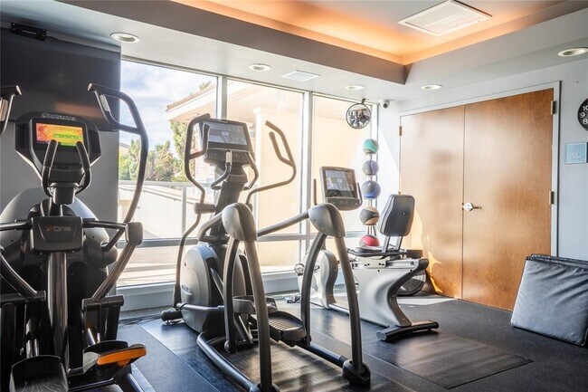 Building Photo - 300 Bowie St