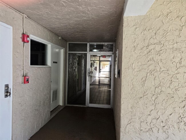 Building Photo - 1100 NW 87th Ave