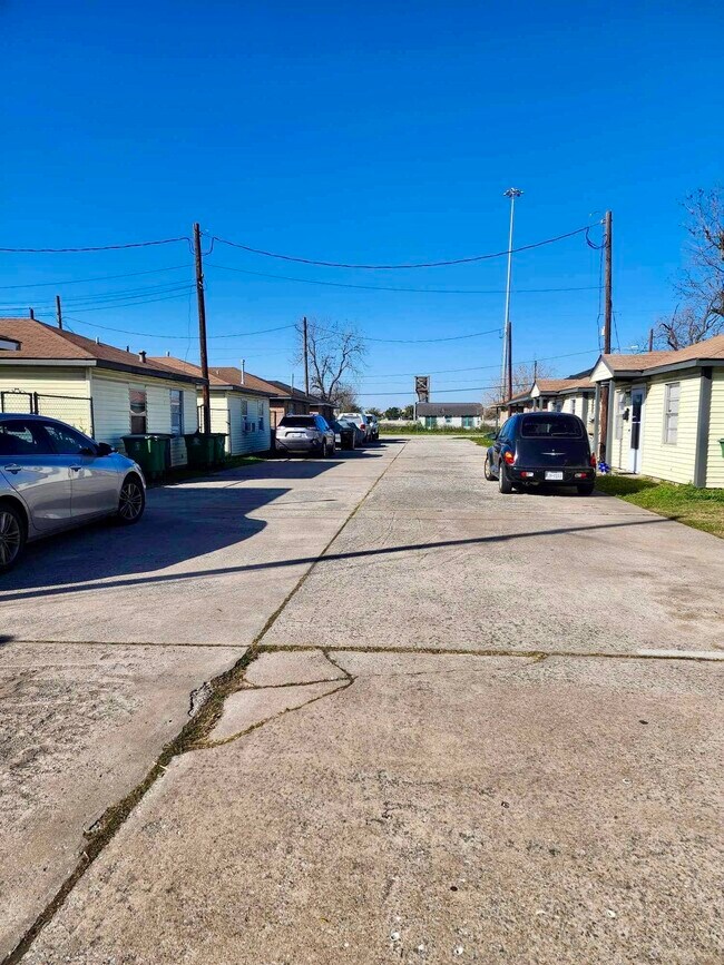 Building Photo - 3115 Christie St