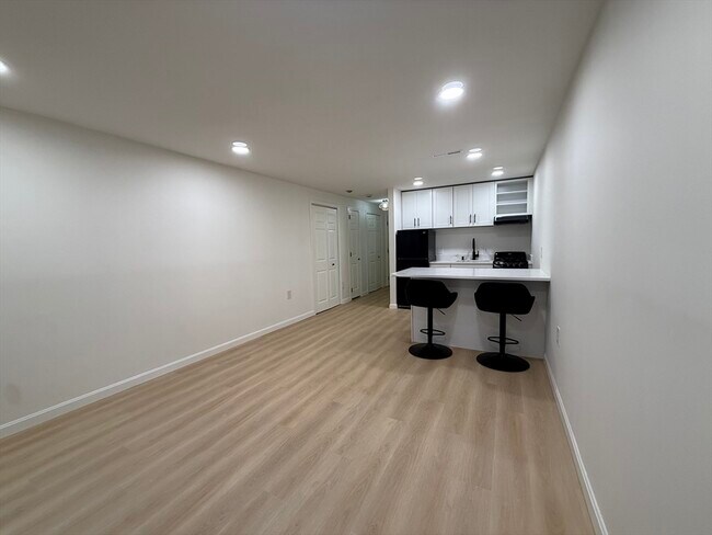 Building Photo - 2 Greenbriar Dr