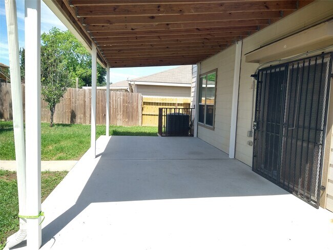 Building Photo - 811 Sweet Flower Dr