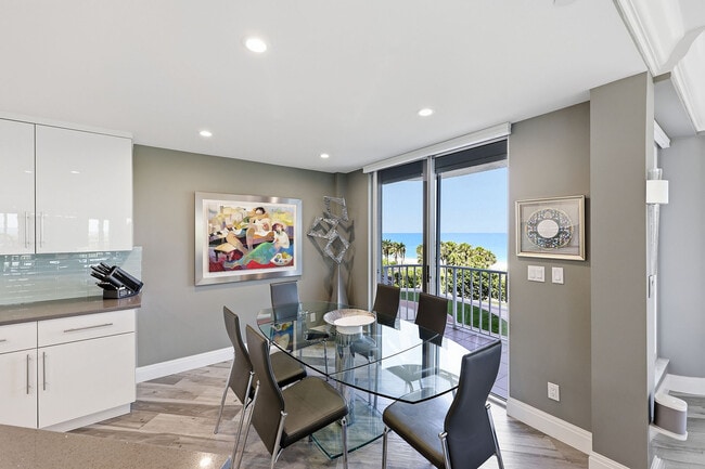 Building Photo - 8111 Bay Colony Dr