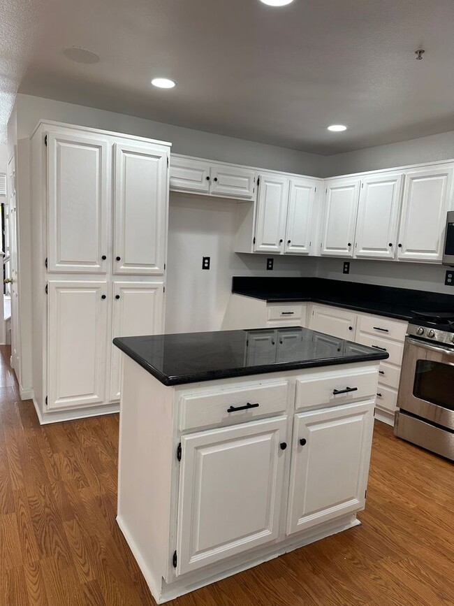 Building Photo - Stunning 3 Bed 3 Bath Duplex in Placentia with Open Floor Plan and Vaulted Ceilings.