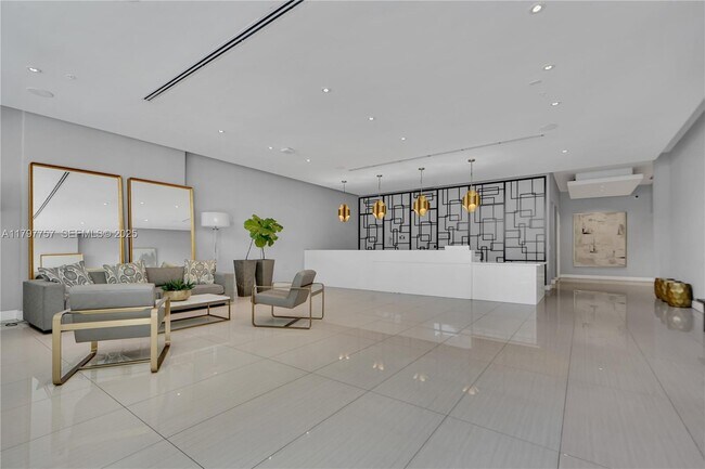 Building Photo - 321 NE 26th St