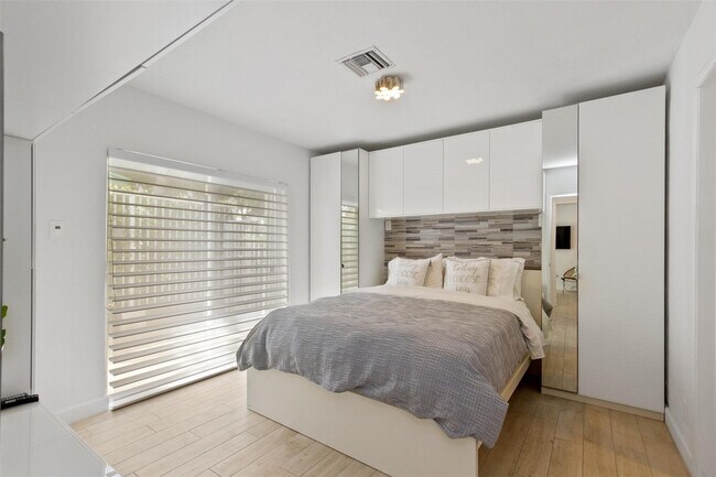 Building Photo - 800 Briny Ave