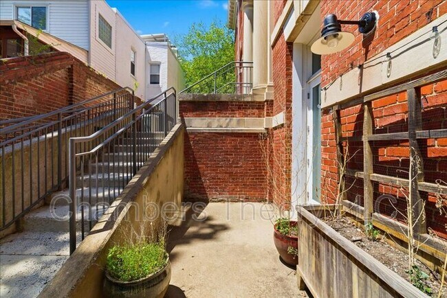 Building Photo - 2035 2nd St NW