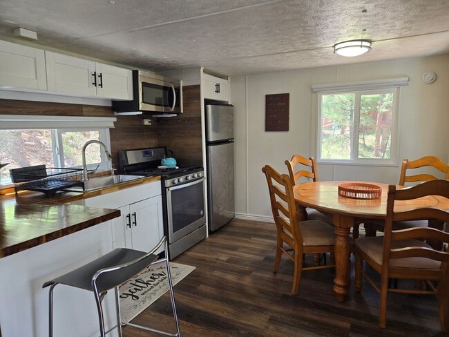Building Photo - Great Two Bedroom Close To Midtown