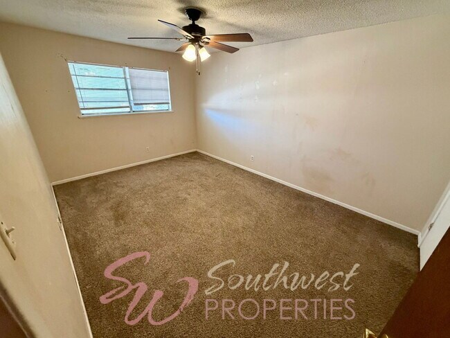 Building Photo - Location! Location! Easy walk to campus! 2 bedroom duplex!