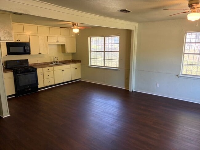 Building Photo - Large 4 bed home with 2 Car Garage