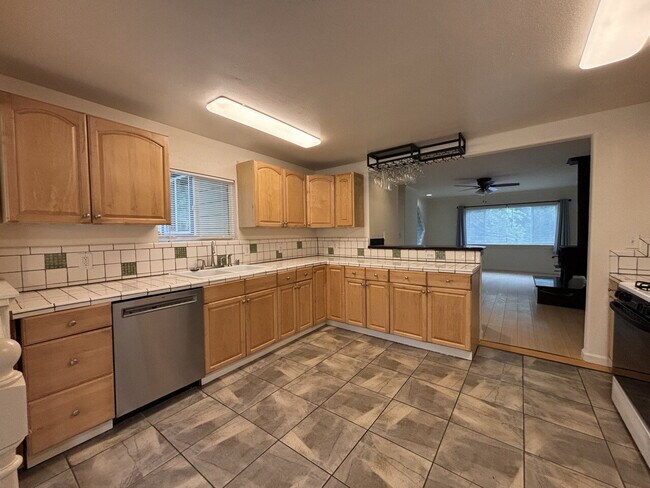 Building Photo - Ideally located 3/2 home in Placerville for rent