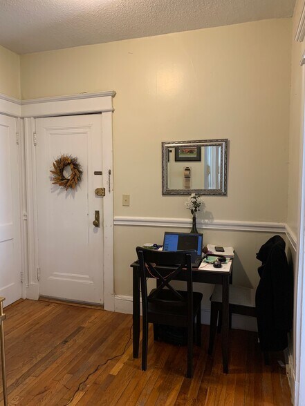 Building Photo - 221 Kelton St
