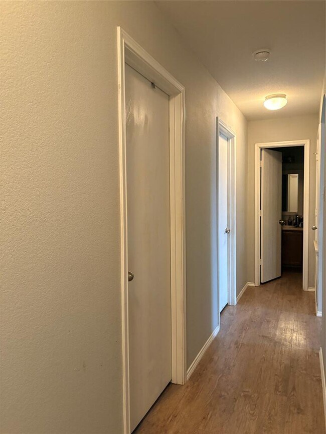 Building Photo - 1034 W South St