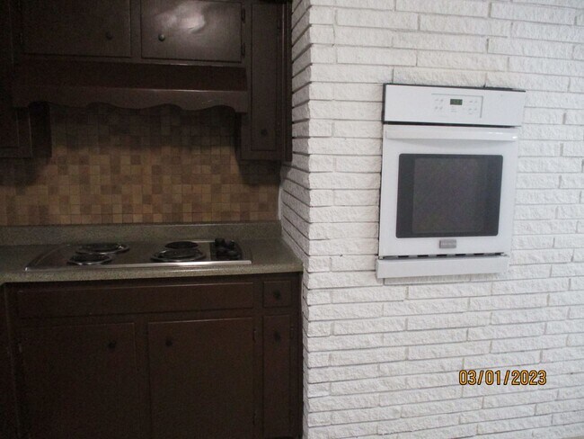 Building Photo - 212 Hallbrook Dr