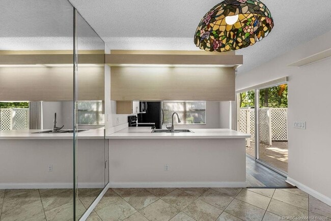 Building Photo - 2905 SW Lakemont Pl