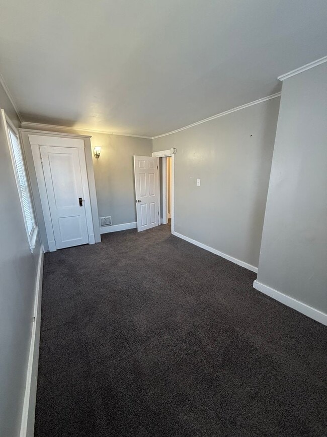 Building Photo - 2 Bed 1 Bath- Rochester PA